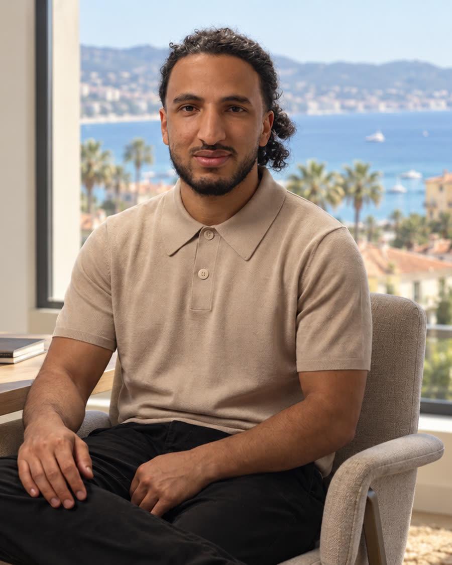 Samir Ayari, fondateur de l’agence IA sayari, dans son bureau à Nice